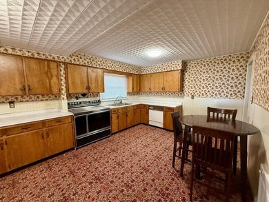 Cute and cozy 2 bedroom, 1 bath home with charming retro - photo 6