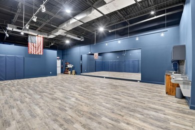 Beautifully renovated, high-end commercial space in prime sunny - photo 34