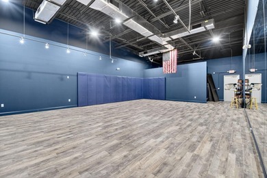Beautifully renovated, high-end commercial space in prime sunny - photo 37