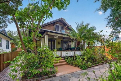 This charming 1925 bungalow is situated perfectly in the heart - photo 1