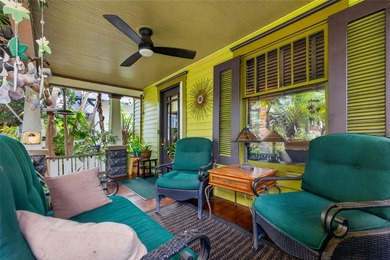 This charming 1925 bungalow is situated perfectly in the heart - photo 3