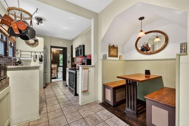 This charming 1925 bungalow is situated perfectly in the heart - photo 8