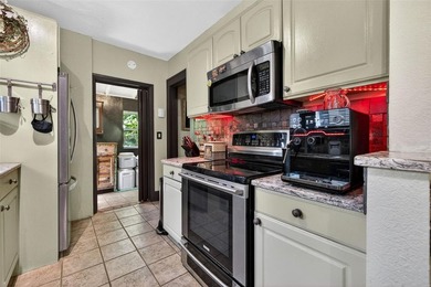 This charming 1925 bungalow is situated perfectly in the heart - photo 9