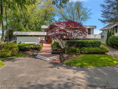 Lake Home Sale Pending in Orchard Lake, Michigan