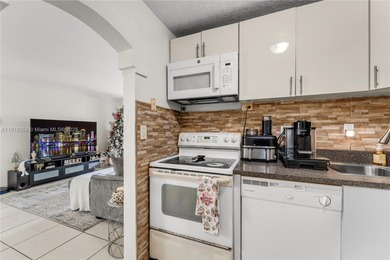 Charming Remodeled Kitchen, 2 bedroom & 2 bathroom, Shutters