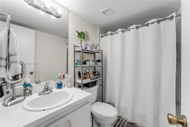 Charming Remodeled Kitchen, 2 bedroom & 2 bathroom, Shutters