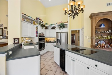 Tucked away at the end of a quiet cul-de-sac in sought-after - photo 23