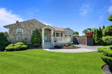 Enjoy one-level living in this beautiful Sayville Ranch - photo 3