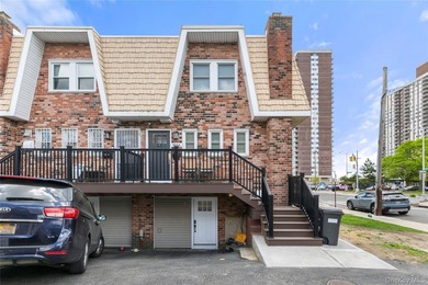 Welcome to this centrally located spacious condo/ townhouse - photo 2
