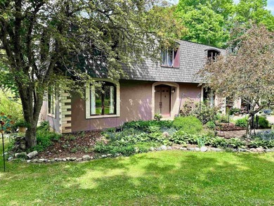 Peaceful country living with room for everything. Situated on 40 - photo 1