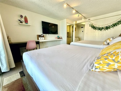 Rare opportunity at Island Colony in the heart of Waikiki! One - photo 2