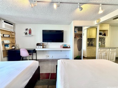 Rare opportunity at Island Colony in the heart of Waikiki! One - photo 3