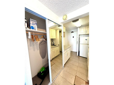 Rare opportunity at Island Colony in the heart of Waikiki! One - photo 4