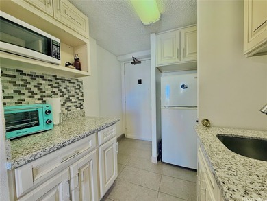 Rare opportunity at Island Colony in the heart of Waikiki! One - photo 5