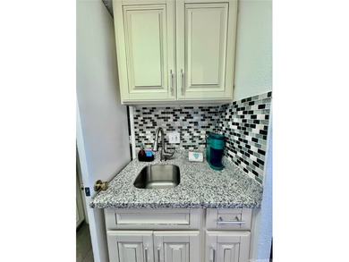 Rare opportunity at Island Colony in the heart of Waikiki! One - photo 7
