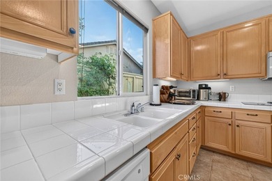 Stunning and tastefully upgraded, this beautiful 3 bedroom, 2 - photo 11