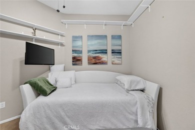 Stunning and tastefully upgraded, this beautiful 3 bedroom, 2 - photo 21