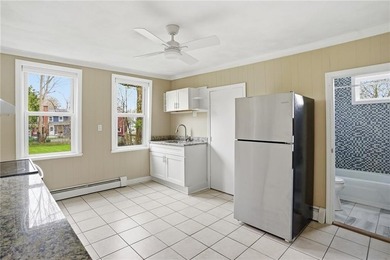 Private first-floor residence in the rear building at 48 1/2 - photo 1
