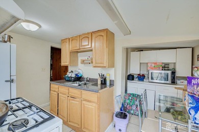 Incredible opportunity to Own and Rent !!! 1/2 Duplex 2-Family - photo 8