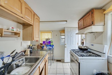 Incredible opportunity to Own and Rent !!! 1/2 Duplex 2-Family - photo 10