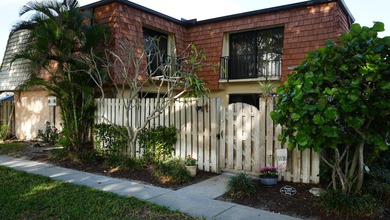 MOTIVATED SELLER: Welcome to this well maintained 2 bed 2 bath - photo 2