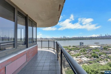 CAN BE SPLIT INTO 2 UNITS!! Perched on the 16th floor of the - photo 32