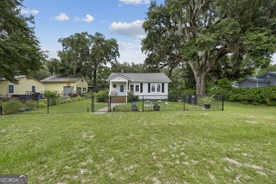 Charming cottage in downtown St. Marys featuring character - photo 2