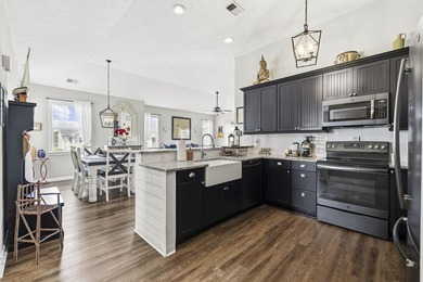 Welcome to your coastal retreat in sought-after North Myrtle - photo 2