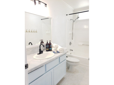 Bright and clean 3 bed/3 bath house on Lush One-Acre Property - photo 14
