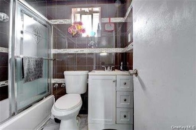Exceptional Income-Producing Single-Family Home in Prime Jamaica - photo 6