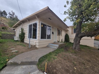 Lake Home For Sale in Klamath Falls, Oregon