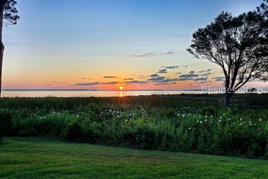 Truly an iconic landmark residence along the shores of the Port - photo 4