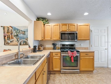 TURNKEY AND WELCOMING, THIS BEAUTIFULLY MAINTAINED 3-BEDROOM - photo 5