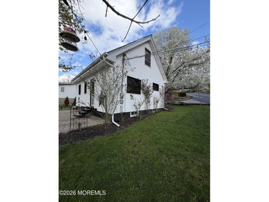 Adorable 2 bedroom 1 bath Cottage overlooking Upper Greenwood - photo 11