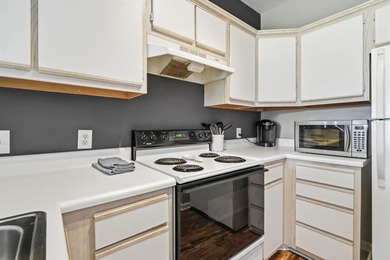 Welcome to this beautifully maintained unit in River Oaks - photo 8