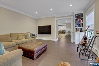 An extraordinary red-brick and stone colonial estate awaits on 2 - photo 10