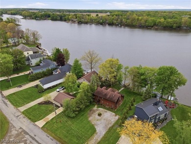 This cozy Lake front home with the warmth & charm of a private - photo 4
