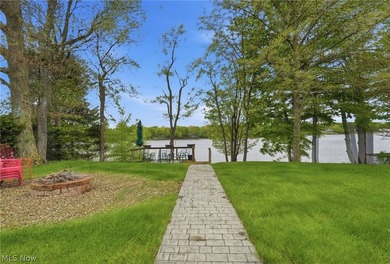 This cozy Lake front home with the warmth & charm of a private - photo 5