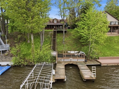 This cozy Lake front home with the warmth & charm of a private - photo 6