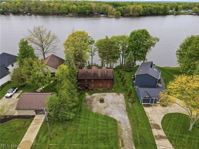 This cozy Lake front home with the warmth & charm of a private - photo 9
