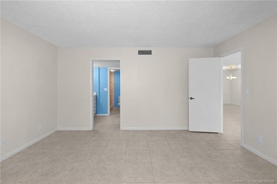 Ground floor beauty! Welcome to the vibrant and active community - photo 13