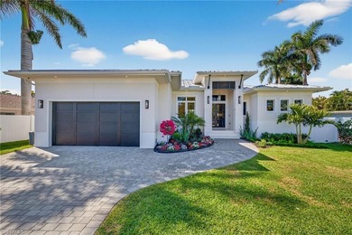 Exciting opportunity for new construction on a rare lot and a - photo 1