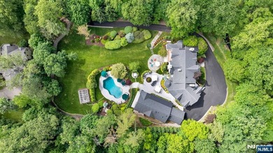 A truly once in a generation offering, this East Hill estate is - photo 1