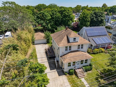Welcome to this charming Colonial that offers the perfect blend - photo 2