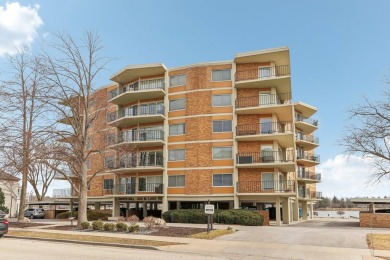 Lake Condo For Sale in Oconomowoc, Wisconsin