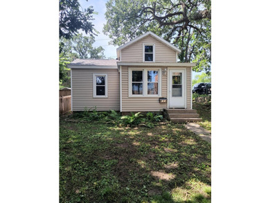 Small Charmer. Move in ready for owner or renter. Bring a little - photo 1