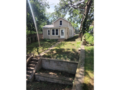 Small Charmer. Move in ready for owner or renter. Bring a little - photo 2