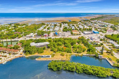 Casa Manana Shores, located in the heart of Marathon, is a - photo 3