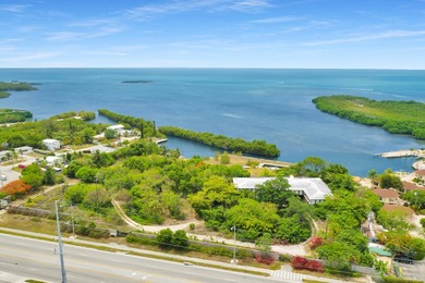 Casa Manana Shores, located in the heart of Marathon, is a - photo 4