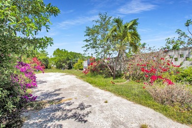 Casa Manana Shores, located in the heart of Marathon, is a - photo 6